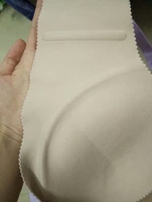 内衣的布料是属于略滑的那种吧，弹性挺好的滑布料。穿起来相对吸汗，内衬的颜色是那种黄色的吧，有点像发黄其实本来就是那种灰土色。罩杯什么的标码所以大小没问题