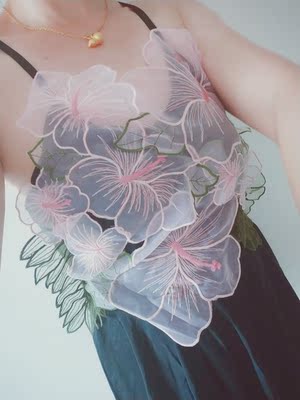 泳衣有好多件，都是专职游泳的时候穿的，这次要去外边玩所以买了这款泳衣，这款泳衣和图片一样，挺漂亮的。