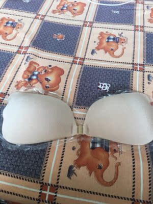 质量很好，价格不贵！已经多次买了，很喜欢这种简单，淡色的内衣，夏天的衣服薄、透，这个穿上不显，这次买了两件，拍了些细节给大家看，做工很好，穿得非常舒服，像没穿凉凉的很贴肤，无痕迹摸着很薄很舒服尺码正常，没有束缚的感觉！