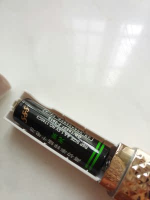 里面有电池装上就能用很方便 脱毛膏用过几天后再用这个剃 效果还是可以的 剃完不疼 小灯设计很贴心