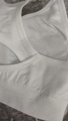 还好吧，就是白色的有点脏！不知道能不能洗掉！