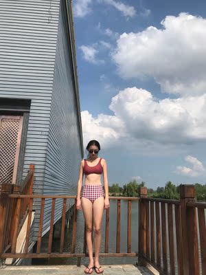 非常惊喜 既可爱又复古 显肤色白 面料也超级舒服不勒肉 显瘦!蝴蝶结拿掉也很好看 值得推荐 非常惊喜 既可爱又复古 显肤色白 面料也超级舒服不勒肉 显瘦!蝴蝶结拿掉也很好看 值得推荐