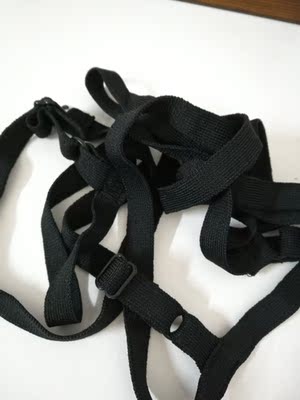 可以调整长度，和照片的设计一模一样，可惜带子质量不是很好，但可以接受。