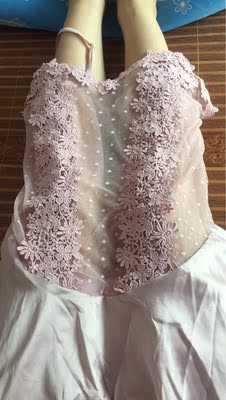 选了很久，很喜欢这种小仙女的裙，质量很好，什么线头都没有，也不扎人，他说好看，卖家送很多礼物，b谢谢