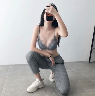 内衣很性感哦，很薄穿着挺凉快的，拿到手就迫不及待的试穿了一下也很舒服没有扎肉的感觉，这个花色我很喜欢！客服一直很耐心的讲解还不嫌我啰嗦，这点我挺欣赏的！以后的内衣就在这里买了！！  