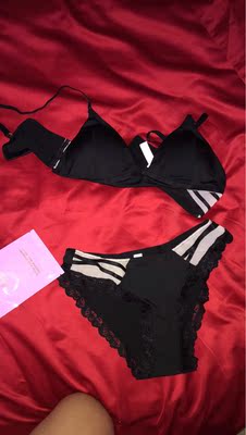 舒服还送了胸贴特别好穿起来也好看，胸大的不想要显胸正好穿这个