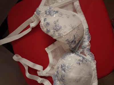 这是遇到一件最奇葩的事情 要质量没质量 要满意没满意 下单前说好给我保证质量问题给我发货 结果就是给我这样的货 估计地毯上的货也比这个好  花钱买教训