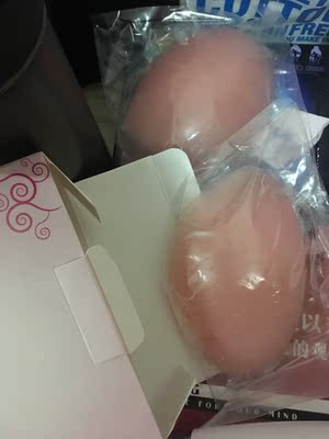 第一次买隐形胸罩，真的好给力，质量很好哦。刚开始不太会穿，客服很有耐心回答我的问题，然后我自己又研究了一下就很明白啦，感觉很透气呢。最近要拍婚纱照，这次真是太好了，喜欢的美女们可以下手买起来了。。 很好，物流也很快，隔天就送到了，5分好评