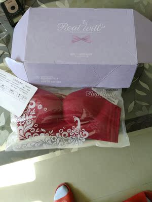 质量很好的，颜色正无味，穿上很漂亮，不愧为是大品牌，没想到这么好，包装特好，还会回购的，快递小哥辛苦了。