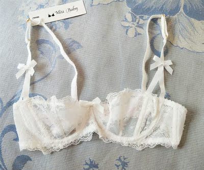 半杯文胸实在太漂亮了，蕾丝的面料很舒服，不扎人，肩带小蝴蝶设计的很漂亮，很喜欢，赞