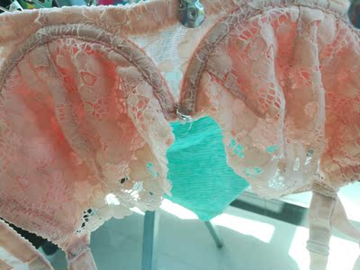 是棉的，薄但不凸点.很喜欢。