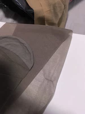 质量我就不多说了，只能当一次性的穿，图片是刚打开包装时候发现的，因为把盒子扔掉了所以没有退，店家邮件上写的太过详细清楚了，生怕别人不知道里面装的是什么吧，呵呵&hellip;&hellip;