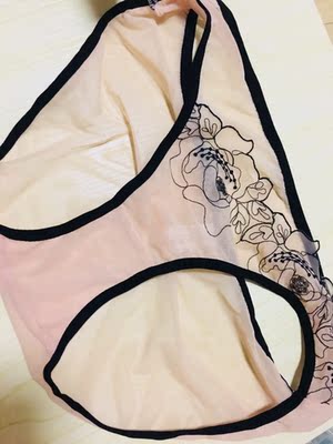 很漂亮的款式,夏天穿透气,所以又买了一条换洗,整体来说还是不错的 很漂亮的款式,夏天穿透气,所以又买了一条换洗,整体来说还是不错的