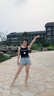 不好意思，评价晚了，衣服真真的是合体，胸小也不怕，上身舒服，不显肉肉，下水无阻力，怎样搭都美，哈哈哈哈，可以说这是我目前买过最满意的泳衣了，必须好评！