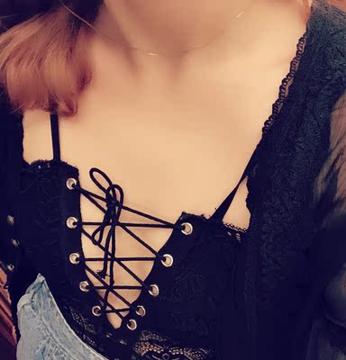 超级美貌，准备买一件备着，太喜欢了，可是男朋友说太露不许外穿，今天这身要绝版了hhhhhhhh关起门穿还是很诱惑的，就是扣子不好解更不好扣，上厕所好累哈哈～可以自己换丝带来系，换粉色粗缎带很好看～