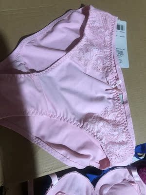 粉粉很好看，手机拍的比较浅，这个是中国制造的，质量也是杠杠的，只是我买了3个内衣，三个内衣都是不一样的生产地，感叹淘宝的强大