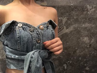 发货真的快 很喜欢抹胸的衣服 其实第一眼看中白色但买家秀不是想象的样子所以还是拍了牛仔色的 纽扣需要加工 其他质量还可以