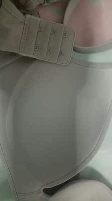 弹性很好也不勒，就是不知道穿久了会不会容易松，很舒服，还简洁大方