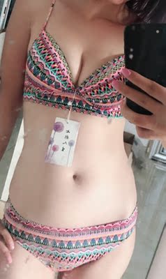 第一次尝试比基尼，选了很久选中了这款，和描述一样，颜色很漂亮，版型好且耐看，很喜欢这种风格，穿上很有范儿，特别适合小胸的，效果很棒！