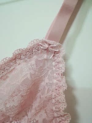 这套文胸到手好漂亮～是比较性感的超薄款，外层蕾丝，里层是很柔软贴身的网纱，买了两个颜色，有大胸显小的效果。上身感觉很舒服，跟没穿一样，但是又能起到承托作用，超棒的！谢谢送的胸贴啦～很贴心～