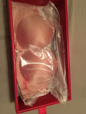 宝贝用一个独立的盒子包装，这样就避免了在运输过程中压变形，手感很光滑，码数也很正，穿上不像其他内衣有一种束缚感，这个内衣穿起很舒服很轻松！