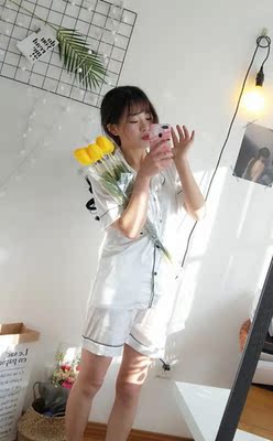 这是我最喜欢的睡衣，搭配白色堆堆袜，特别有范，面料很舒服，包装十分精美。一次很愉快的购物。