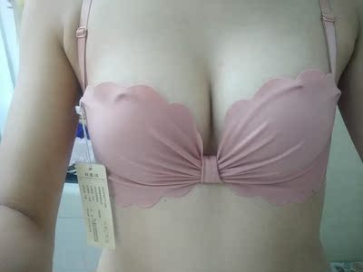 这款相比另外两款没有那么聚，买之前就看得出来，不过实在好看就买了，布料超级柔软，摸着很舒服，穿上也很舒服，实物更像砖红，颜色挺深的，相机拍白了