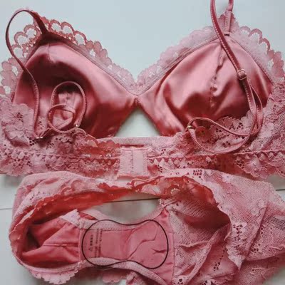 实在是太喜欢了，等了一个多月才发货中间催过两次，说大家都是预售款都得等，终于等回来了，迫不及待的赶紧回家试了一下，穿上超级舒服，内衬是那种滑滑的料子，蕾丝看起来质量也很好的感觉，颜色特别漂亮、是正常的酒红色，拍照看起来会很粉嫩，少女心被无线满足&hellip;&hellip;内裤上面还有保护膜，这是买这么久内衣第一次见内裤还保护的，卖家真的很用心很精致，外包装的袋子以后出门还可以装内裤&hellip;&hellip;啊啊啊真的好喜欢，已经洗了明天赶紧穿&hellip;&hellip;太适合夏天了&hellip;&hellip;喜欢的小仙女赶紧买吧&hellip;&hellip;我赶紧去给我闺蜜妹妹们种草去了&hellip;&hellip;