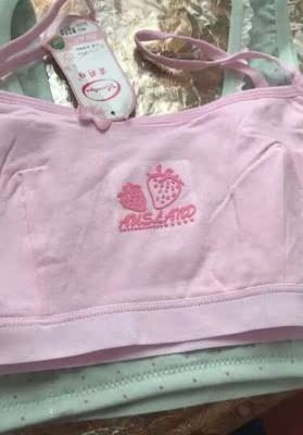 在外面玩，过了2天才去门卫室拿包裹，收到真的很满意，之前在店里买的是背心款，女儿不喜欢，才网上买了这家，棉质很舒服，款式女儿也很喜欢，就是她太瘦了，底部有点松，整体来说真的很好