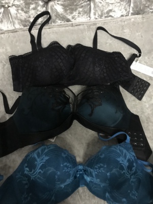 内衣只穿曼妮芬