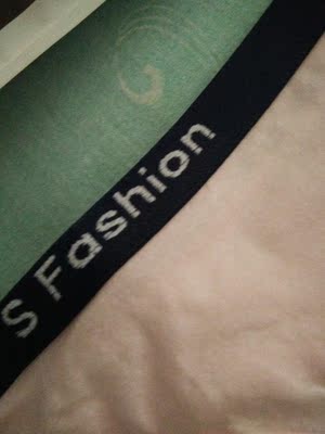 宝贝收到了，穿上很舒服大小合适，上面的logo穿上特别大气，给店家好评