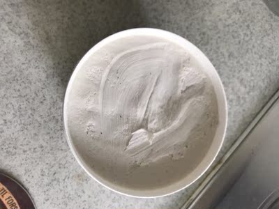 第一次使用，去污能力确实不错，有油渍和胶的地方使用这个都能彻底清洁。一小罐应该能用很久，清洁效果真心不错