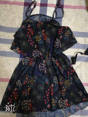 衣服很不错 我这种微胖界的穿着不显胖 哈哈 把肚子上的肉肉都遮住了 还有点儿小性感 喜欢 这个花色也好看