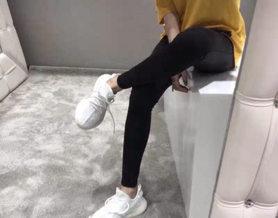 白色鞋子很好看，更好搭配裤子，穿起来不觉得显得脚大反而显得腿更细，哈哈！脚感一流，很好穿的鞋子。