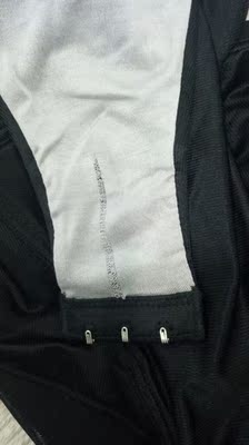 不知道是不是真的还是假的然后反正做工的话不是很好嗯然后并且那个衣服裆部都烂了