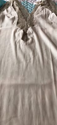 睡衣做工一般，料子不错，挺软的，同等布料相比，价格偏贵，实话实说，里边都不锁边，自己拿打火机烧的边，来时都脱线了，做工实在不敢恭维