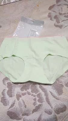 质量特别好 简直是最满意的一次购物了 而且特别有弹性 独立包装 干净卫生 本人有点微胖 但穿上特别舒适 一点也没有紧勒感无痕穿起来很舒服，还是中腰，很满意的一次购物，布料柔软很舒服，个人很喜欢，下次有需要还会来购买，价格也很实惠，总体来说还是性价比很高的，满意满意满意满意满意满意满意满意