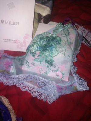 摸着手感不错挺滑溜的，穿上去也够性感的太喜欢了，还有一个礼盒袋子装着全部洗了一遍，感觉质量还可以