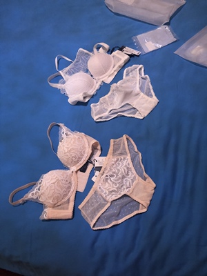 摸起来手感不错，相对中厚度吧，然后跟买家的图片也温和度挺高的。