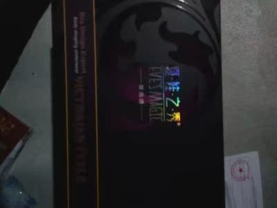 第一眼就很喜欢，卖家还送了一盒扎头发的，感谢(❁&acute;&omega;`❁)  只是有点小后悔还是该买四扣的  三扣的后面穿上不是很理想，总之很满意