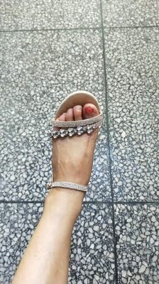 亮亮的，真好看。而且对于小脚的我真的合适，穿上美美的，还很舒服，下次购鞋就你家了