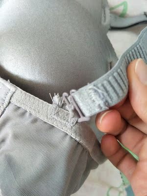 买上一直没穿，前俩天下水洗完 穿了一次就坏了，质量越来越差了，俩年的粉丝了，以后不会再买了，卖家让我自己修补一下 真搞笑，根本没发修补