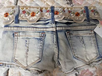 快递很快，前天买的，今天就到了！短裤非常时尚漂亮，颜色也很正，没有色差，面料柔软，穿着舒适，大小合身！非常满意，会继续光顾！