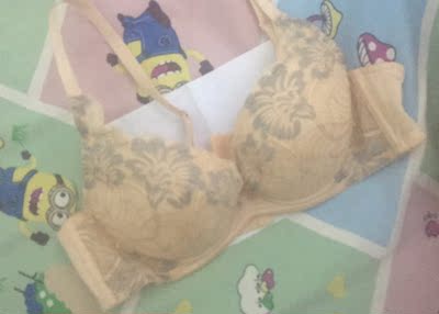 第二次买了，去年买过一次，今年还是喜欢，还是买了同款，看到正好有活动，就买了套装，还是深肤色的好穿一点，平时穿惯没有钢圈的穿起来可能会感觉有点硬，聚拢效果还是不错的，黄色的有一点薄，感觉上面的蕾丝穿起来有一点扎，我是穿比较包身的T恤的时候穿，不会显得很臃肿。希望包装升级一下，里面放一些保护膜，来的时候箱子已经破了，里面没有任何保护，拿的时候很尴尬的。