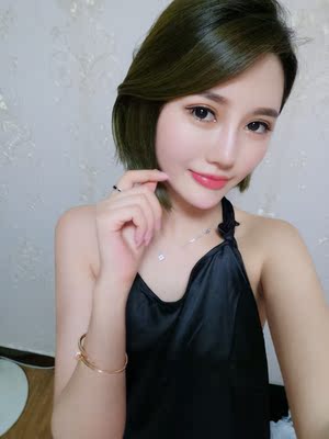 睡衣收到了穿上特别的好看 面料很舒服 而且很柔软 颜色和图片上一样 没有色差 夏天穿一点都不热 料子滑滑的