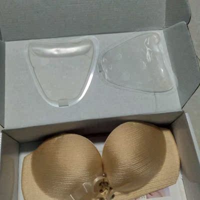 宝贝质量很好 聚拢效果超级好 粘性很好 带着不往下掉 非常满意 还会继续回购的