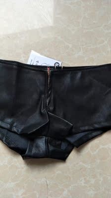 收到货拆开看，跟本和模特的不一样，不怎么好皮革没光泽，没弹性现在的广告也差别太大了。不打算退了钱不多