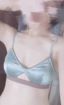 这款首先颜色很特别，款式赞赞赞，收到以后并没觉得有多好，不过穿上以后完全被它吸引了，虽然不显胸，很舒服，可以拿来直接睡觉的时候穿了，这样一套真的很法式小女人。