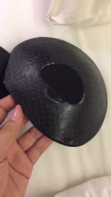 没见过这么差的胸贴。粘的生疼  还没等着穿出去胶就掉了。 还有一股味道。差差差啊