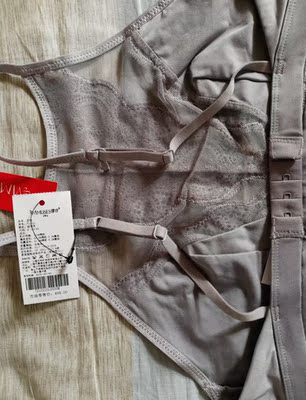 宝贝不错，看着质量也还好，试穿了一下还行，第一次穿这种的，不过薄一点贴上乳贴比较好一点，等穿个几天试试再来评价，先上几张图吧，肩带后面可以调节松紧右边有一个小钩子，勾住的话又是另一种感觉，总体感觉还不错